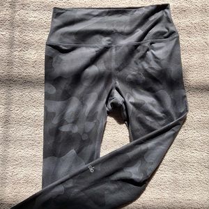 Alo Yoga full length black camo leggings. Size large.